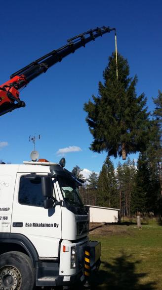Asennusnosturiauto vinssillä ja henkilönostokorilla
